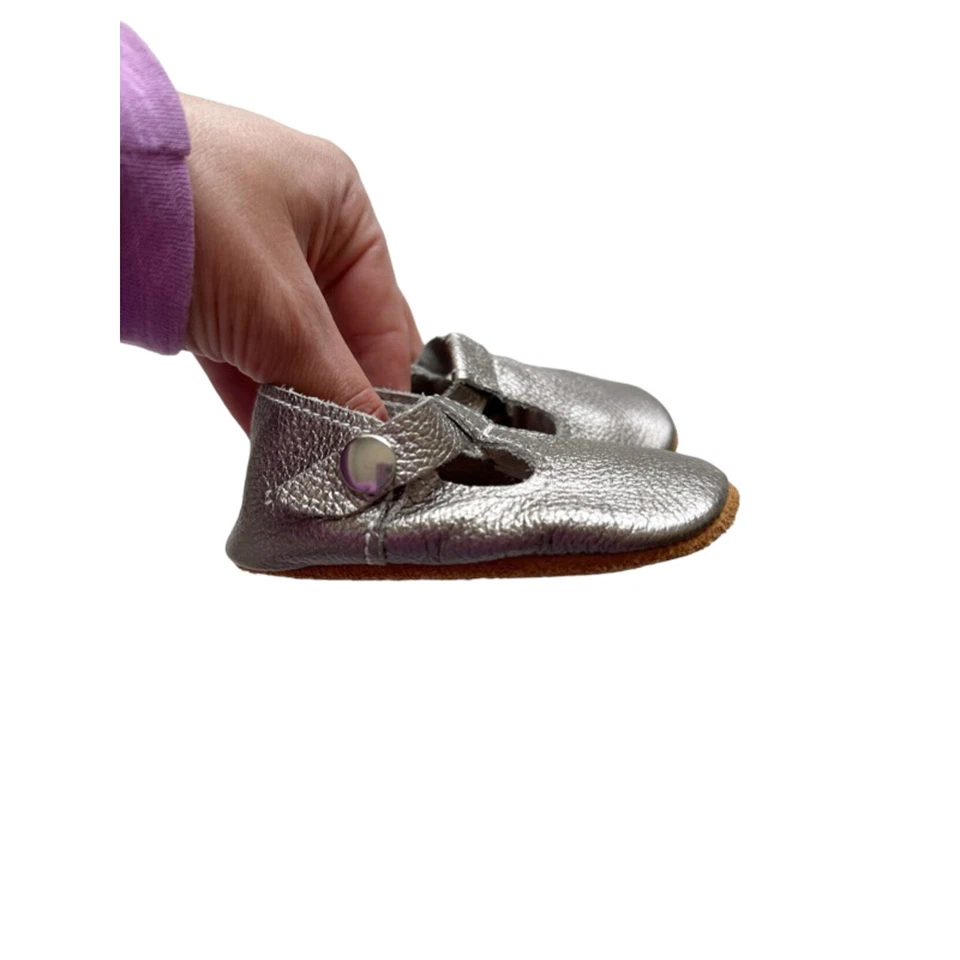 Nuevo sin etiquetas Zapatos Mon Petit Metálicos Cromo Correa en T Suela Suave Talla 4 (9-12 m) Foto 3 de 4