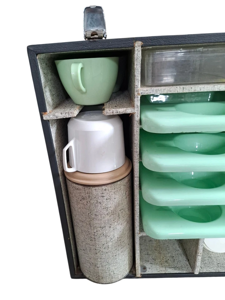 Revelation Retro 1950 VINTAGE  Cased Picnic Set for 4 ,2 Thermos Flasks, Cups,  - Image 4 of 4