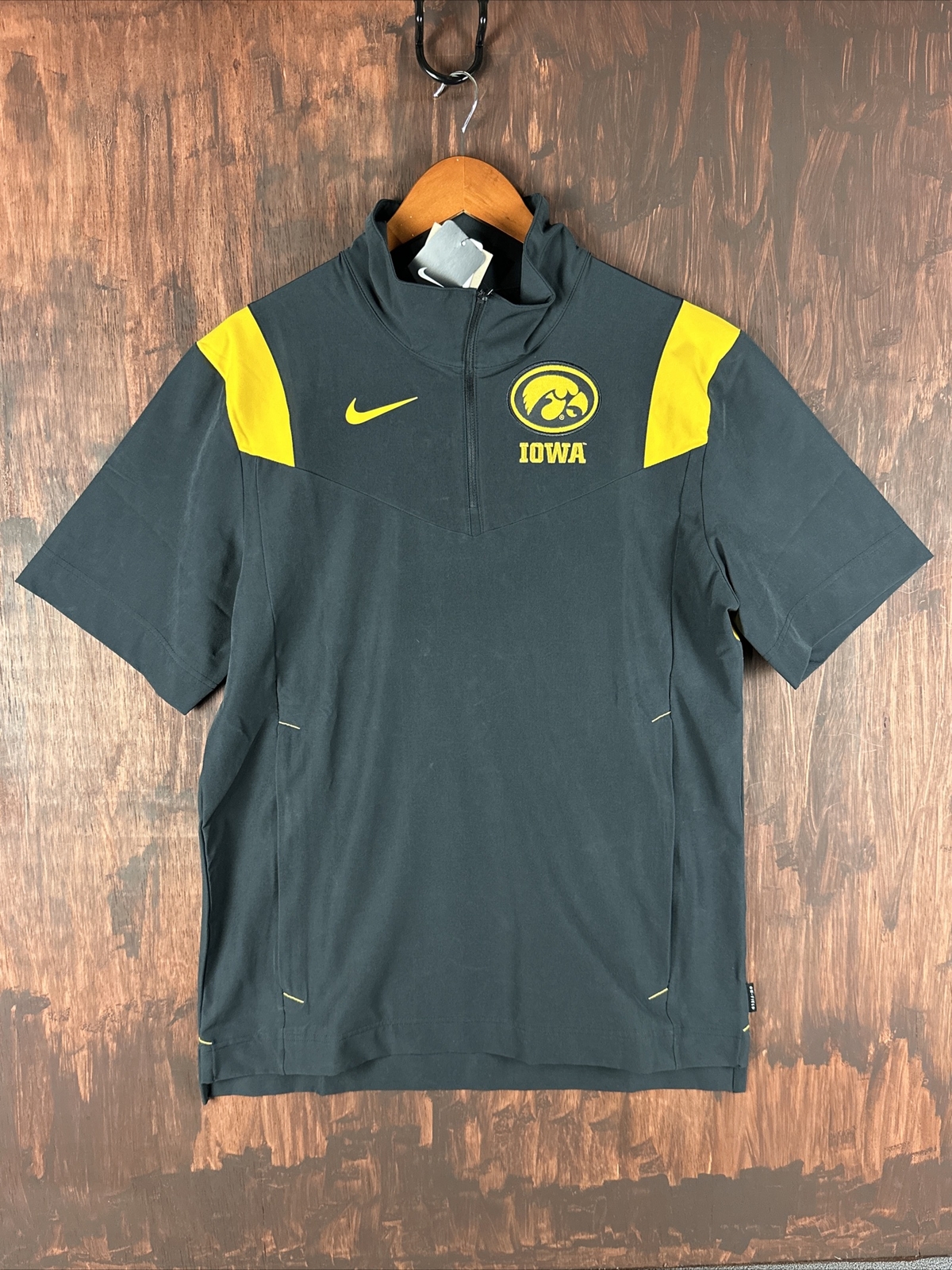SACAI X NIKE Nike Iowa Hawkeyes Football On Field Pullover Maglia Manica Corta Uomo S NCAA NUOVO