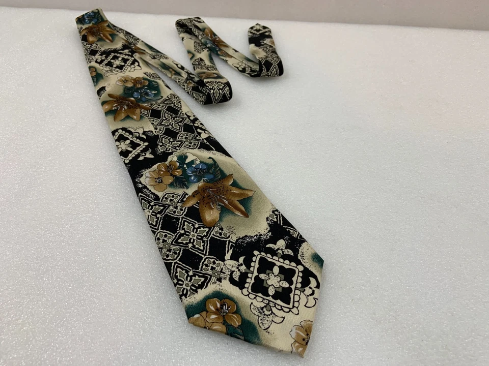 Corbata de seda Platinum Studio para hombre con patrón floral usada Foto 2 de 4