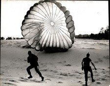 LD425 Oversized Original Photo U.S. ARMY PARATROOPER PARACHUTE BEACH LANDING