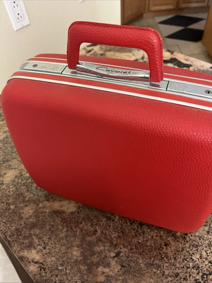 复古 Cavalet 红色硬质旅行箱 带钥匙 16x14x5 携带度假 — 第 2/4 张图片