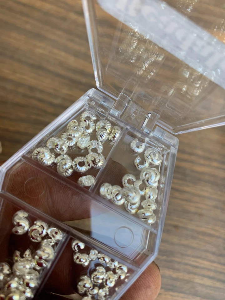 Paquete de 3 cubiertas de prensado surtidas Beadalon 240 piezas para hacer joyas plateadas Foto 3 de 4