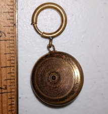 Ancien porte montre rétractable ton laiton/or - épingle sur, chaîne 13 pouces.