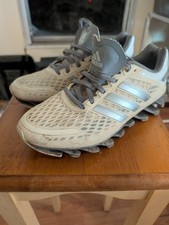 Scarpa da corsa Adidas Springblade Razor nella colorazione bianca e grigia.