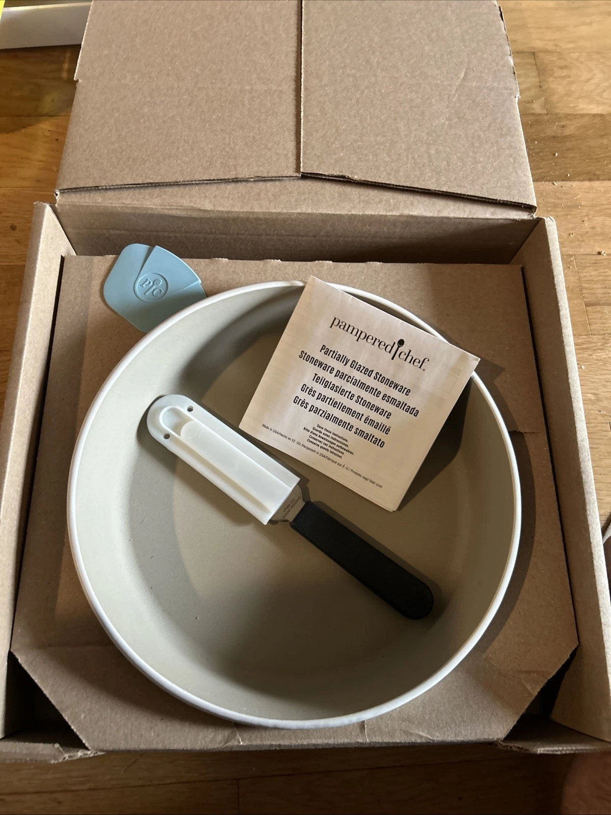 Pampered Chef Stone Round Baker 100900 New In Box & Cheese Knife