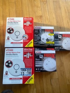 Kidde smoke alarm bundle. 5 total all in box.