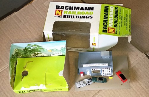 Bachmann AUTO BODY SHOP con FIGURAS Escala N Tren Ferrocarril Edificio 7208 45708 | Condition: Used