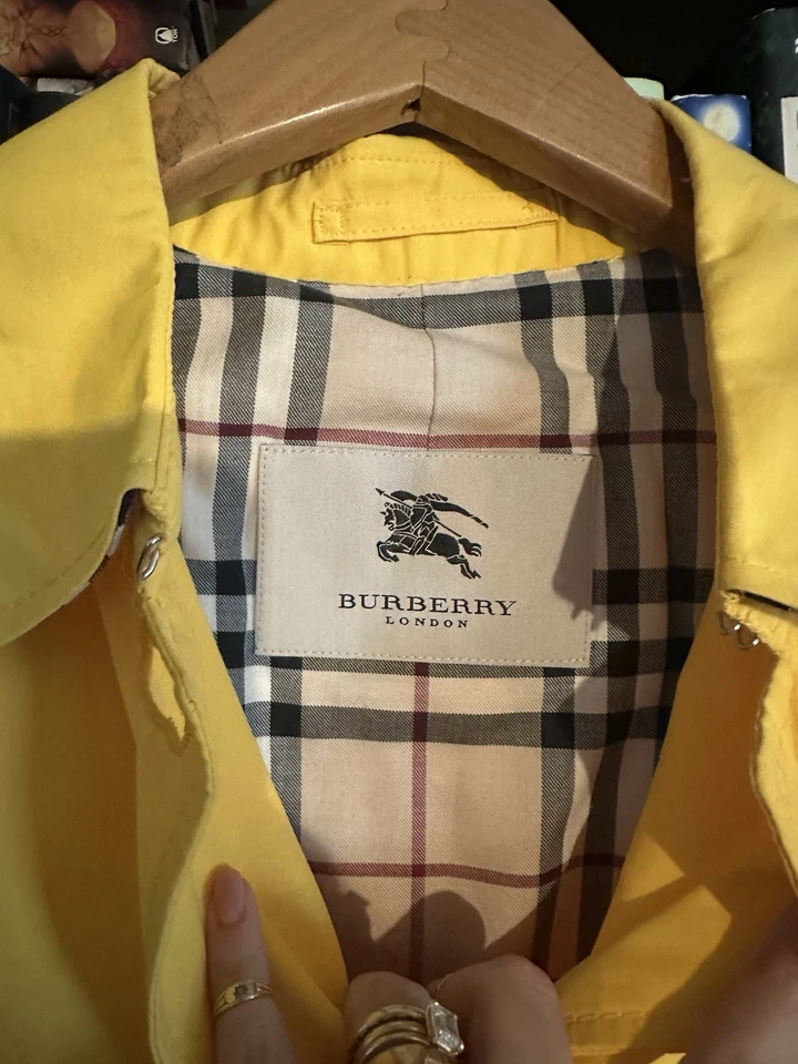 Gabardina Burberry amarilla 8R Foto 2 de 4
