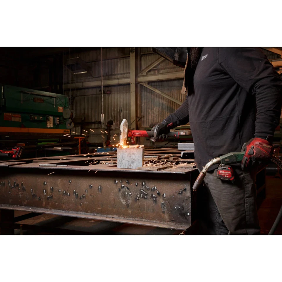 Martillo cruzado de fibra de vidrio Milwaukee 48-22-9315 de 4 libras Foto 4 de 4