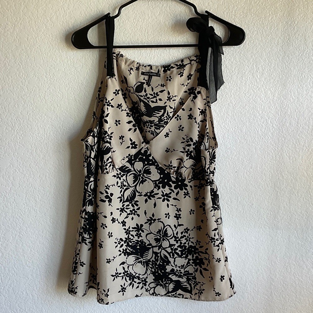 Floral Black and White Women's Top bow tie sash details daisy fuentes women