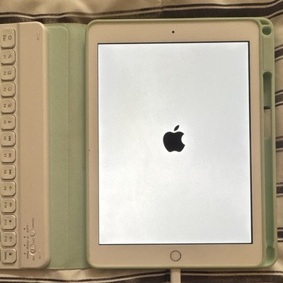 Apple iPad 9.7in 32GB Gold Wi Fi iOS A10 Fusion Tablet w/ Cameras A1822