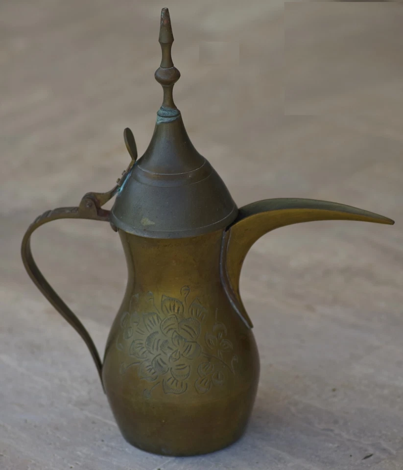 DE COLECCIÓN Latón Dallah Medio Oriente CAFETERA Rosas Palmeras Foto 3 de 4