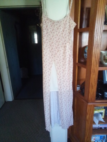 Langes Damenkleid, Größe (M) Medium von Crocket. Hellbraun mit rosa Blumen, hellbrauner Slip - Bild 7 von 9