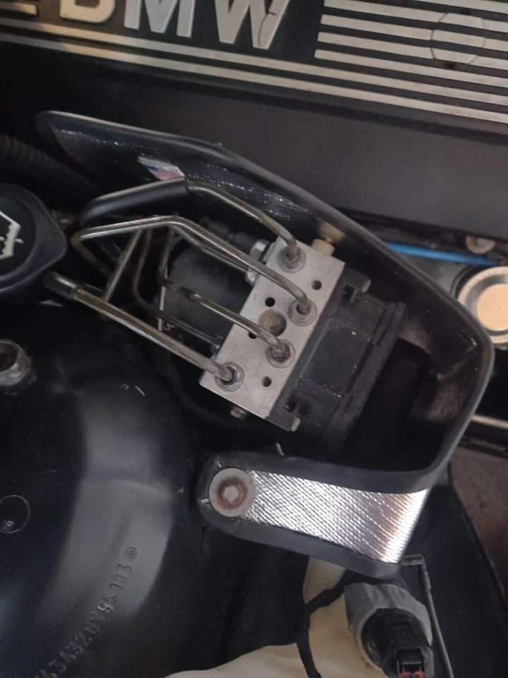 Protector térmico ABS BMW E39 (motores de 6 u 8 cilindros) Foto 4 de 4