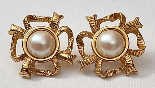 Pendientes de poste de perlas sintéticas MONET vintage de 1" cintas lazos barroco firmados - Imagen 2 de 11