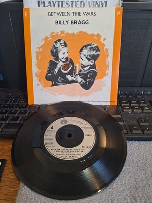 BILLY BRAGG BETWEEN THE WARS EP IN EX PICTURE SL GO DISCS  EX  7'' VINYL RECORD