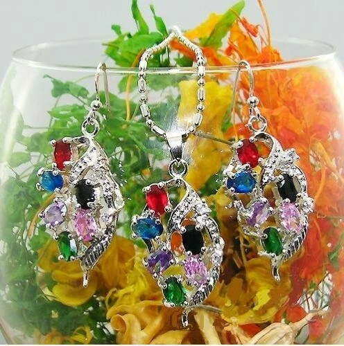 Colliers et pendentifs fantaisie en or blanc