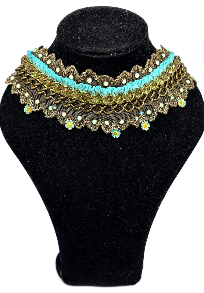 Preciosa cadena de cuello tono dorado de Michal Negrin elegante con cristales azules. Foto 2 de 4
