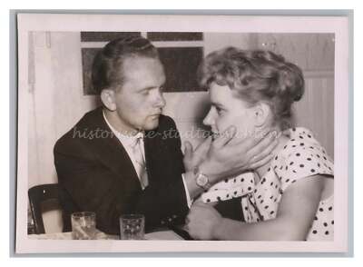 Junger Mann & Junge Frau im gepunktetem Kleid - Altes Foto 1950er
