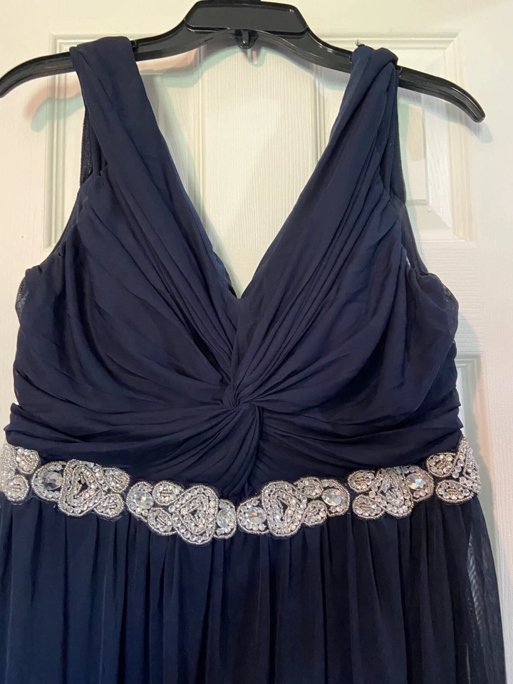 City Triangles-海军蓝伴娘礼服,尺寸 17 带杯子 — 第 2/4 张图片