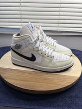 Jordan 1 Mid Women  s 9 