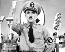 CHARLIE CHAPLIN IN "THE GREAT DICTATOR" - 8X10 PUBLICITY PHOTO (RT-922) CHARLIE CHAPLIN IN "THE GREAT DICTATOR" - 8X10 PUBLICITY PHOTO (RT-922)