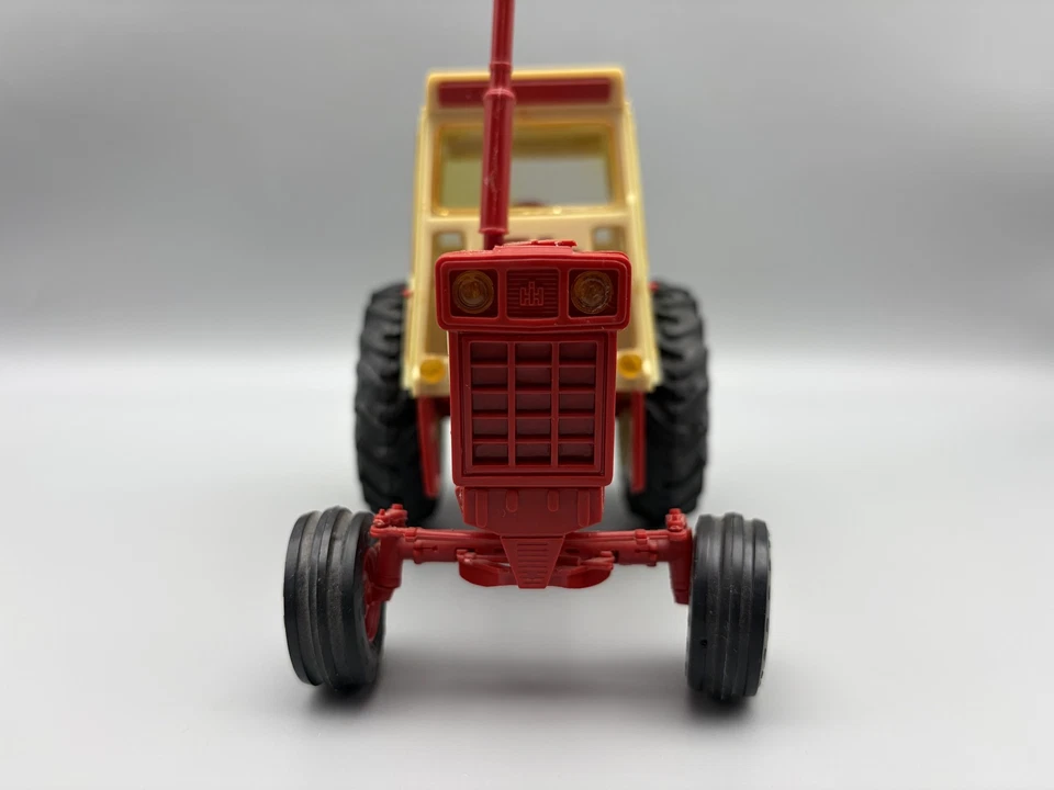 Винтажный пластиковый игрушечный трактор International Harvester 1466 Turbo Farmall - Изображение 4 из 4
