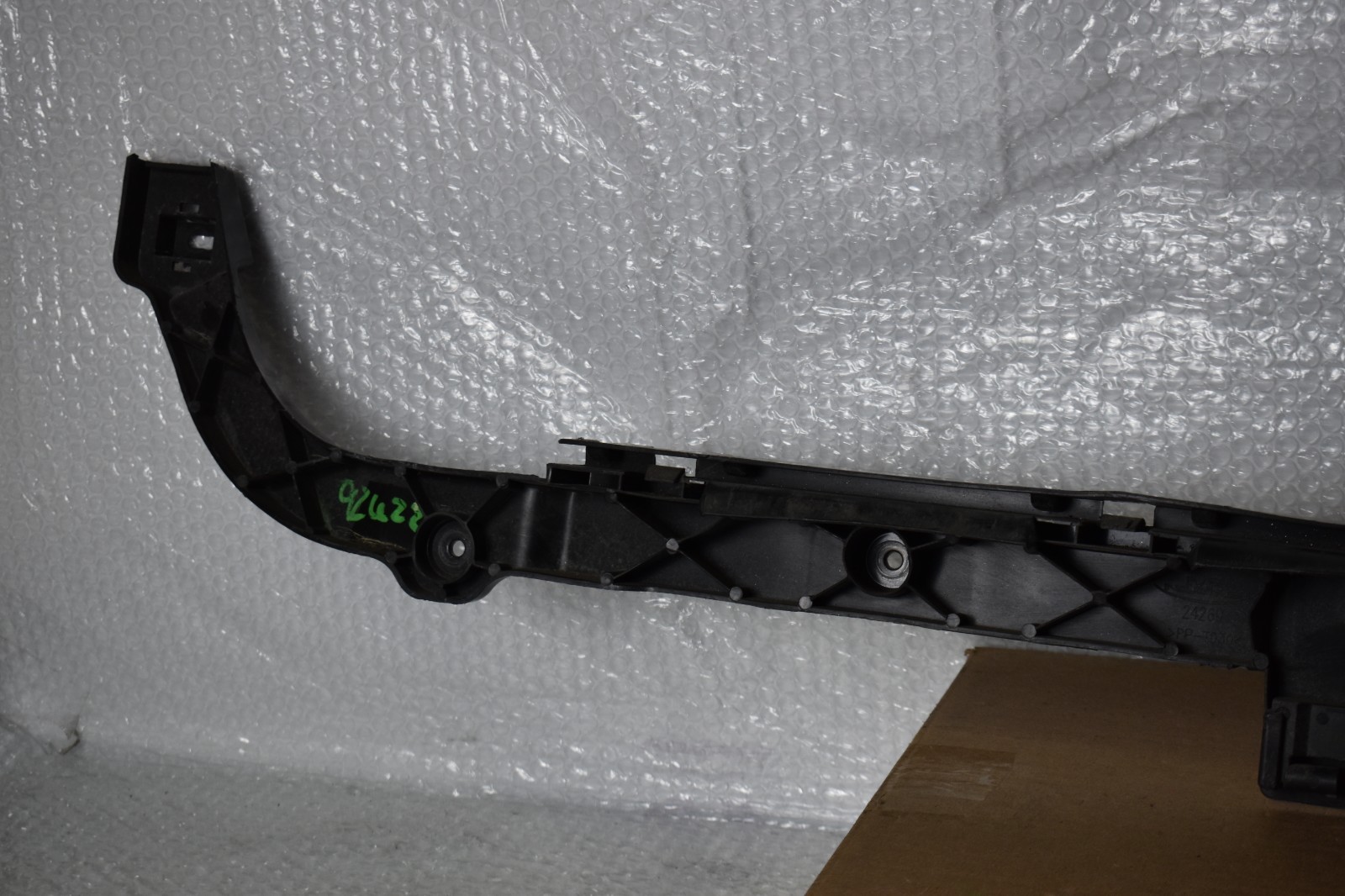 MASERATI QUATTROPORTE REAR BUMPER UPPER CENTER MOUNT 2014-2024 OEM 670001620