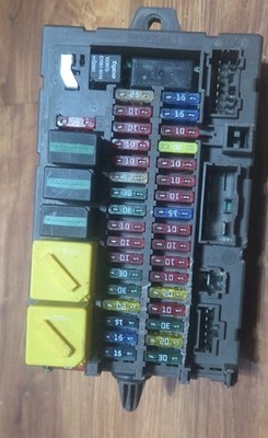 2003-2004 Land Rover Discovery 2 Interior Fuse Box Panel OEM YQE000251
