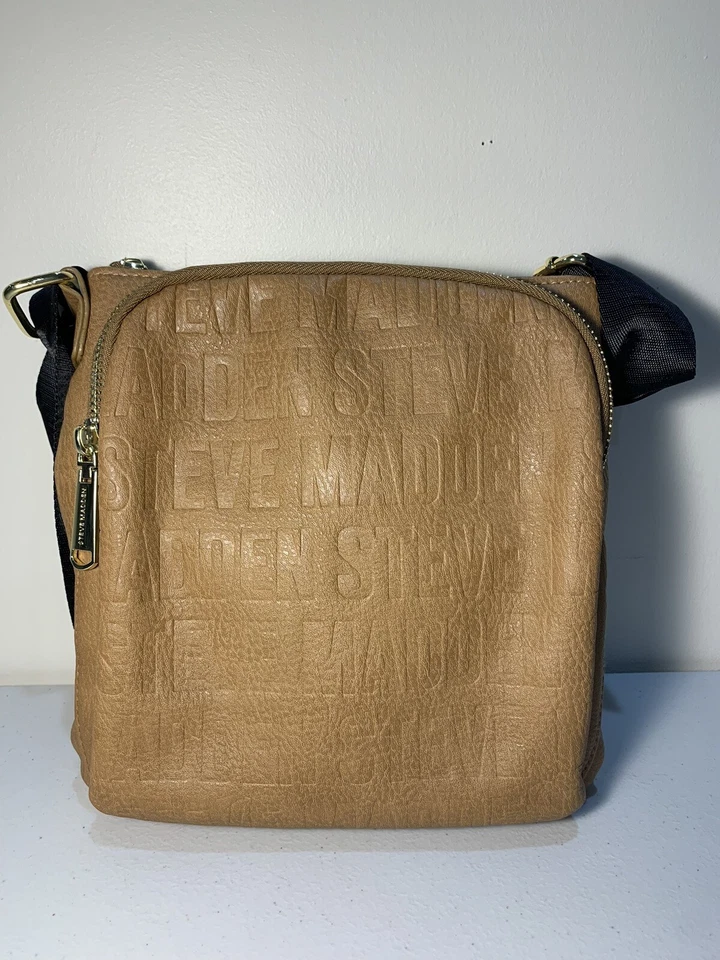 Bolso Bandolera Mensajero Steve Madden BGLAMM Logo Marrón Camel Correa Negra Foto 2 de 3