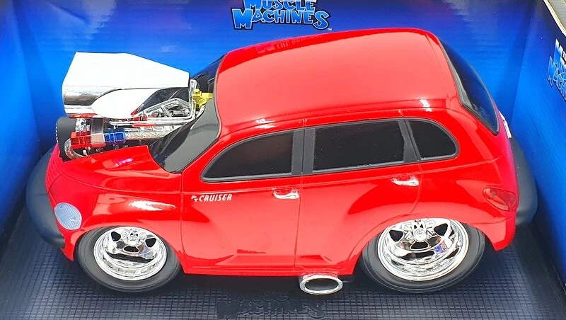 Muscle Machine 1/18 Scale Diecast 71165 - 2000 Chrysler PT Cruiser - Red - Image 4 of 4
