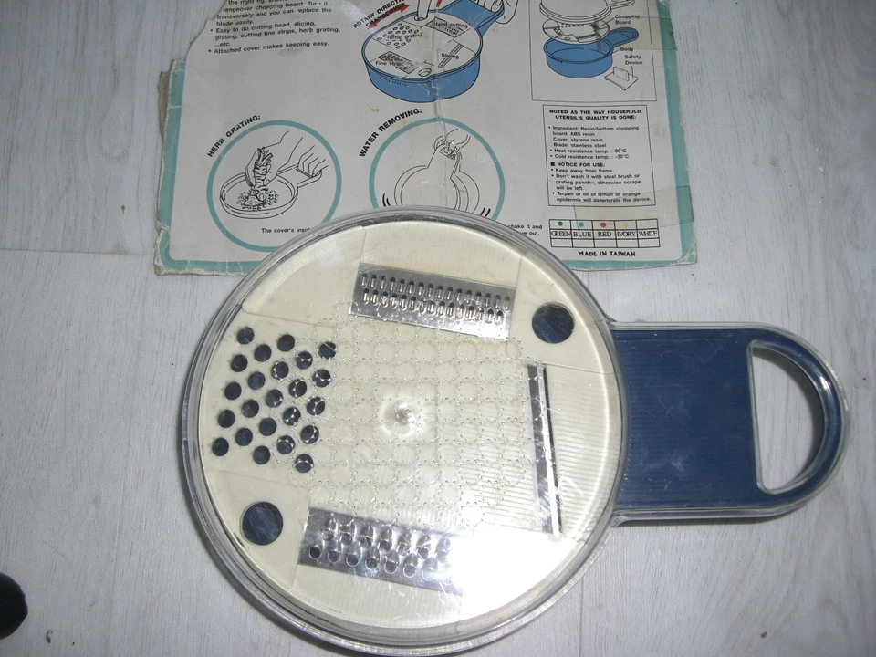 Reibe Multireibe mit 4 Reibemöglichkeiten und Deckel NEU