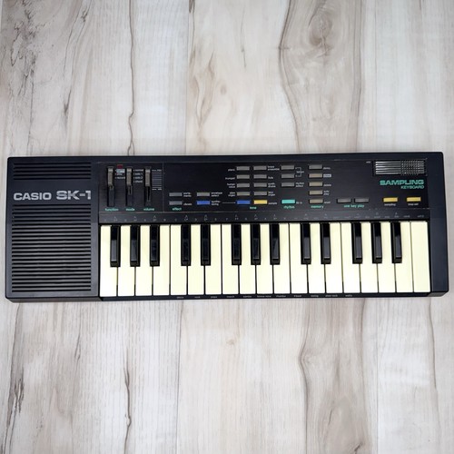 VTG CASIO SK-1 Portable 32-Key Lo-Fi Electronic Sampling KEYBOARD Tested WORKS