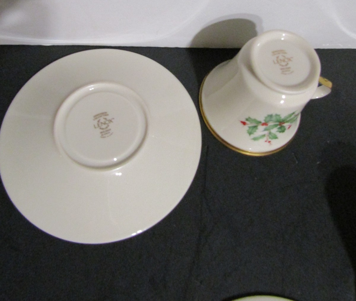 Vtg Lenox Holiday Dimension Holly Berry Coffee Tea Cup & Saucers