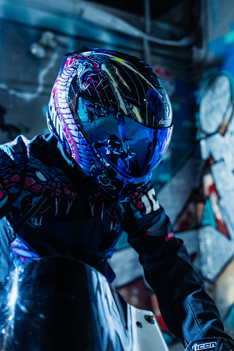 【良品/サイズ34】 モトラッド Neon Shell　バイク　ジャケット ICON Threshold™ Modular Helmet - Synthwave Lazer Cobra - Blue - XL