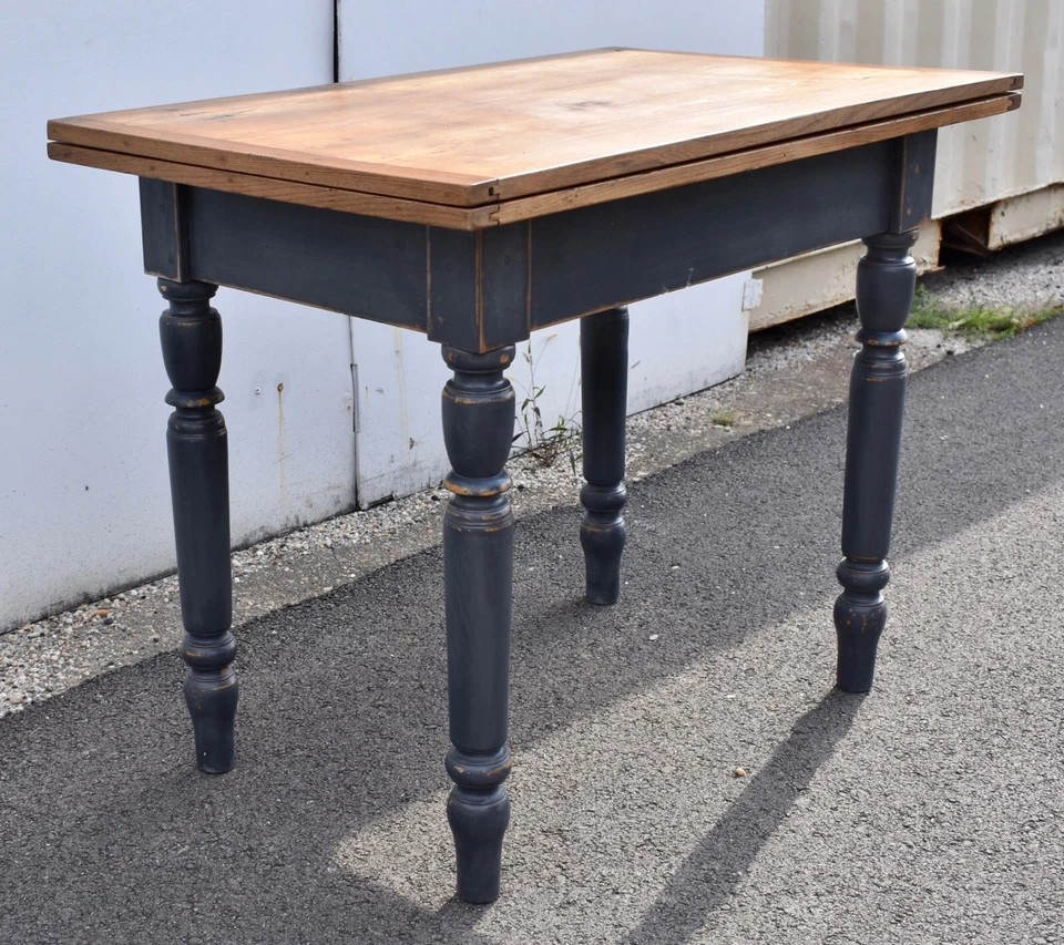 Antigua mesa giratoria de pino y roble pintada Foto 3 de 4