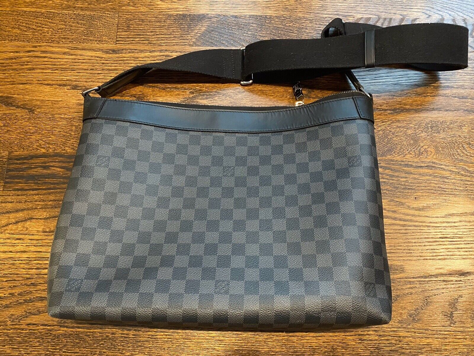 Louis Vuitton LV Men Scott Messenger Damier Graphite N50018