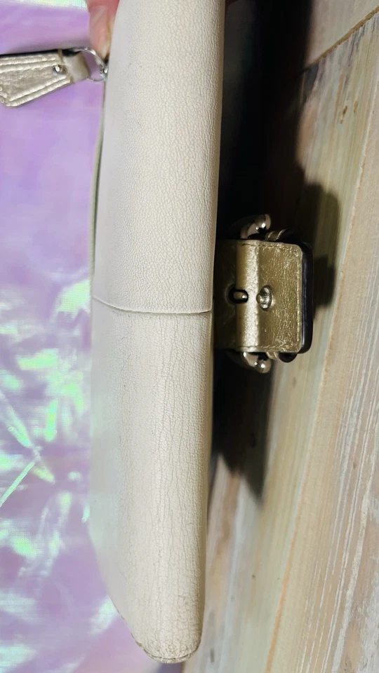 Cartera Coach Soho Y2K Cuero Hebilla Larga Grande Cremallera Alrededor Beige ~ Dorado Metálico Foto 3 de 4