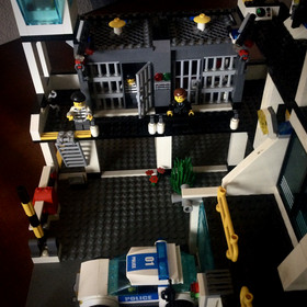 LEGO CITY: Police Headquarters (7744) W/INSTRUCTIONAL MANUAL 100% COMPLETE