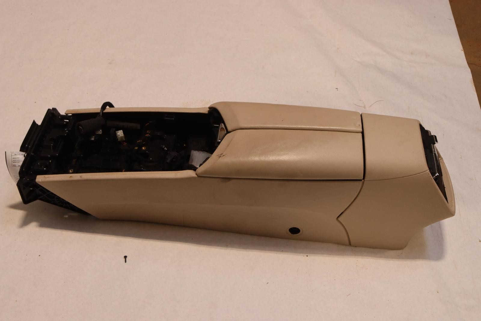 2014-2017 MASERATI QUATTROPORTE FRONT CENTER CONSOLE COMPARTMENT W/ ARMREST OEM