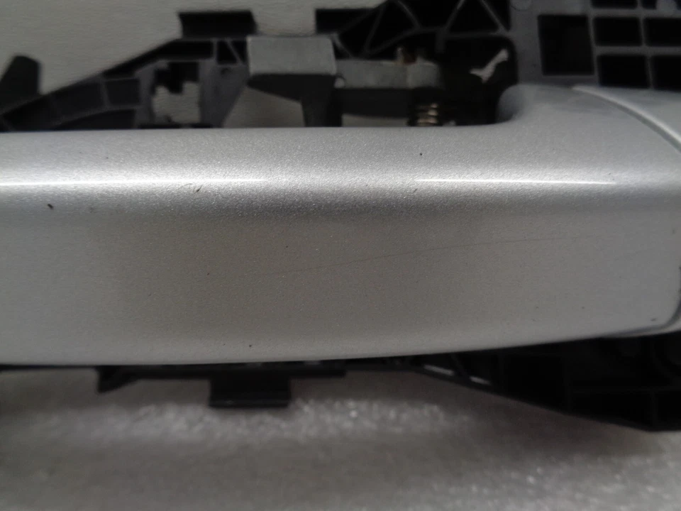 Оригинальная серебристая ручка задней левой внешней двери 2009–2017 Volkswagen CC AK2404139 - Изображение 3 из 4