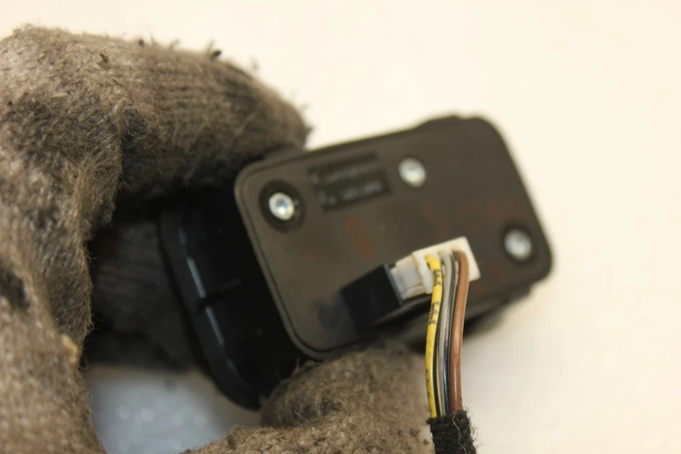 Interruptor de liberación del maletero/portón trasero Mercedes Benz W212 W218 E350 1968-2024 (G60) Foto 4 de 4