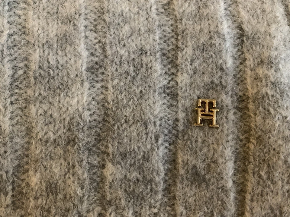 BUFANDA ACANALADA TOMMY HILFIGER TH LOGO (TOTALMENTE NUEVA) Foto 2 de 4