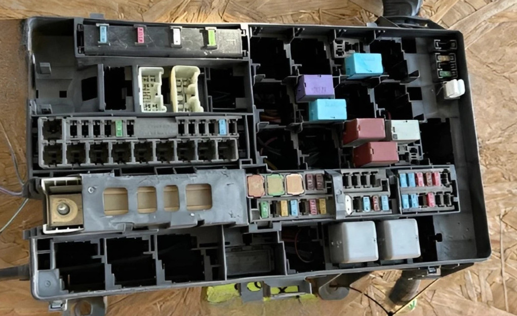 2007-2009 Toyota Tundra Engine Fuse Box Assembly OEM