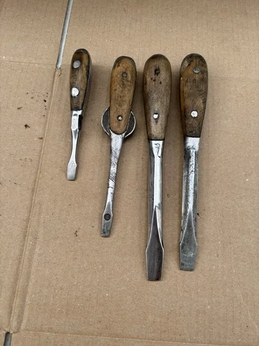4 X vintage perfect pattern screwdrivers, Carpenters Tools,