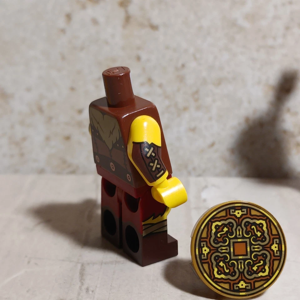 Nuevo LEGO Torso Vikingo Añade tu Cabeza Escudo Piernas Falda de Piel Corsé de Metal Cobre Foto 3 de 4