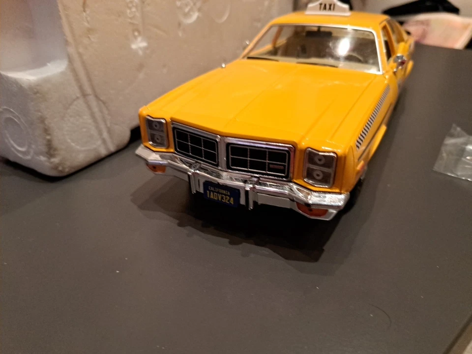 GREENLIGHT DODGE Monaco - Taxi Cab - 1978 - Rocky III - 1:18 - Immagine 2 di 4