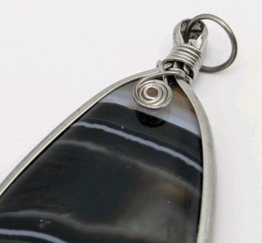 Colgante de ágata con bandas hechas a mano envuelto en alambre negro marrón a rayas piedras preciosas boho Foto 4 de 4