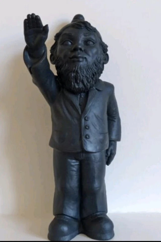 Hottmarl Horl, Poisoned, scultura in resina Nera, 41 x 17 x 19 cm - Immagine 3 di 4